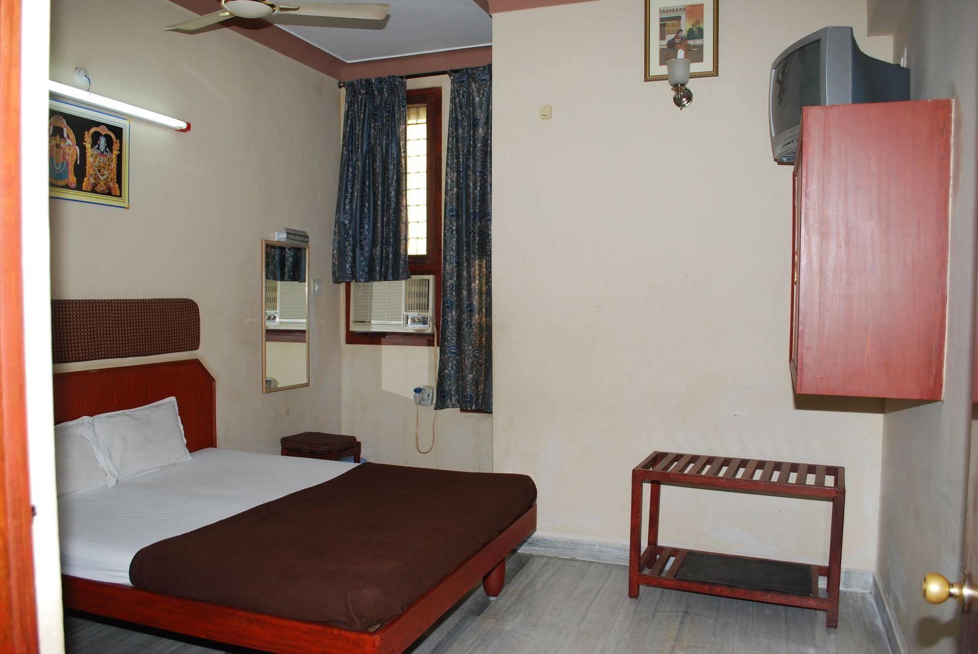 Sri Sai Residency Hotel Тирупати Екстериор снимка