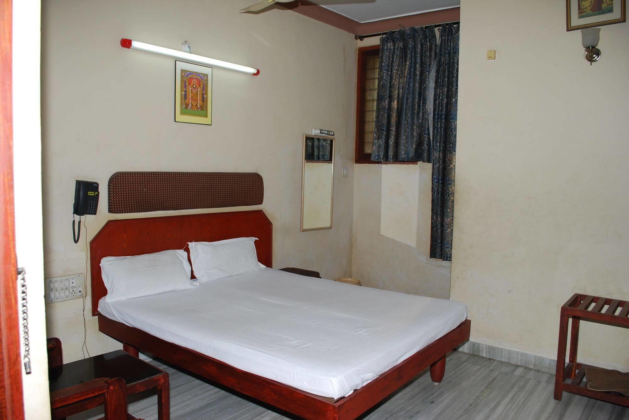 Sri Sai Residency Hotel Тирупати Екстериор снимка