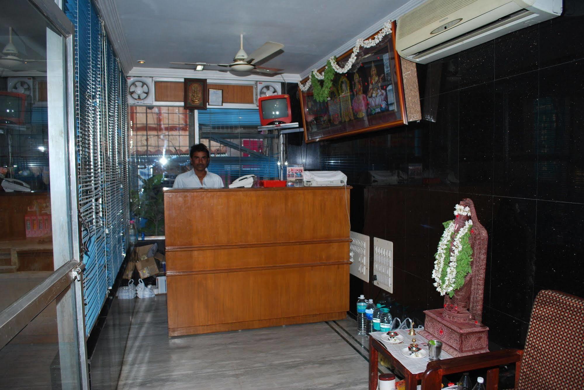 Sri Sai Residency Hotel Тирупати Екстериор снимка